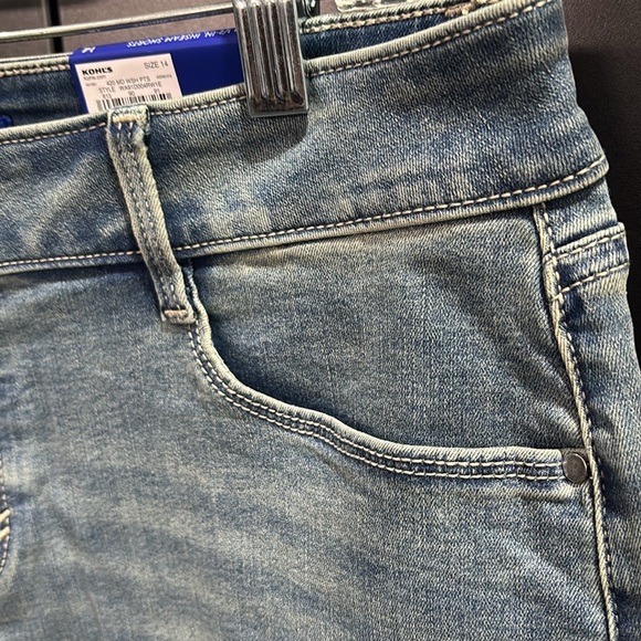 APT.9 Mid Rise Medium wash,short,cuffed shorts, 5 pocket, zip fly,,belt loops - Picture 5 of 10